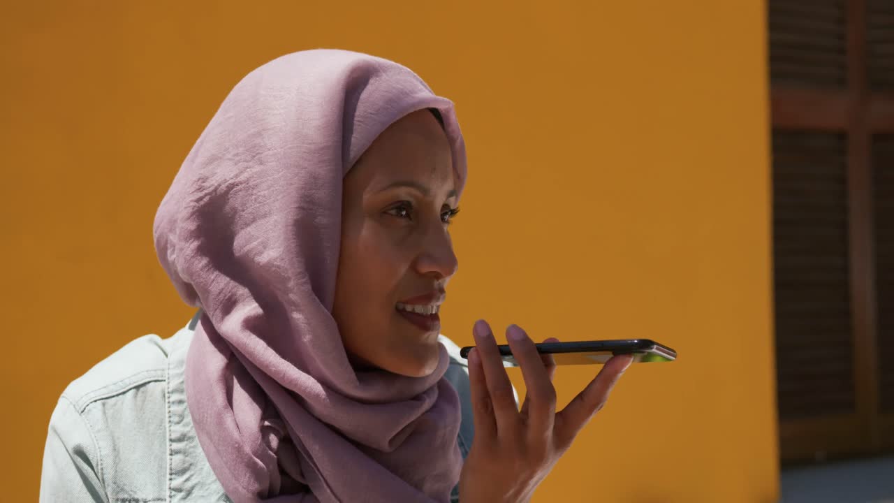 mujer joven con hijab fuera y alrededor de la ciudad