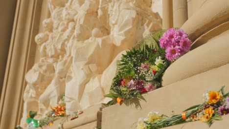 ramos de flores frescas en la pared exterior de la catedral basílica de nuestra señora del pilar