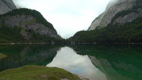 Ondas-De-La-Superficie-Del-Lago-De-Color-Verde-En-La-Región-De-Gosausee