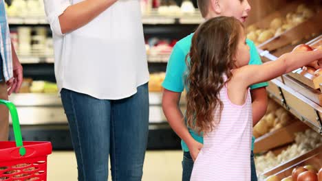 familia joven de compras en la tienda de comestibles