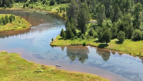 bellissimo fiume in kayak nell'oregon meridionale con il sole splendente visto dalla forma sopra