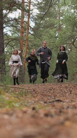 niños campesinos corriendo por el bosque, trajes históricos, edad media