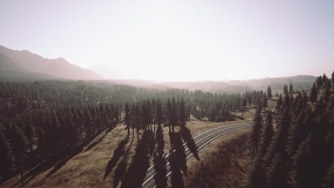vista aérea de la vieja carretera que atraviesa el paso en los alpes suizos