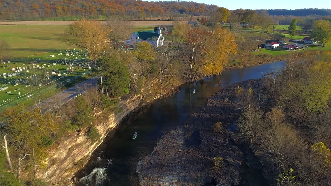 sobrevuelo aéreo de caída de elkhorn creek tres kayakistas en el arroyo
