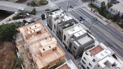 dando vueltas alrededor de un sitio de construcción en la ciudad