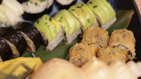 plato perfecto de varios deliciosos rollos de sushi - primer plano