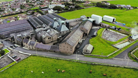 la destilería de whisky revela el parque aéreo de las tierras altas