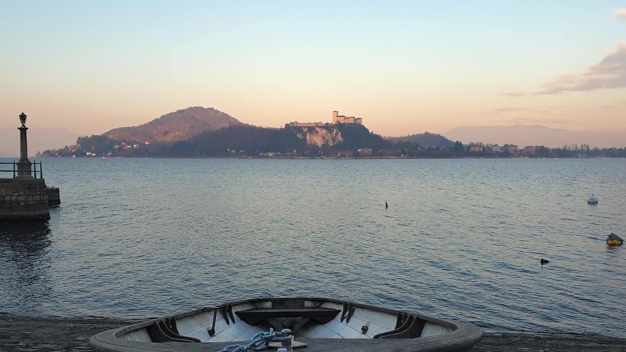 이탈리아 마조레 호수에서 끌어낸 어선의 줌아웃 샷 설정