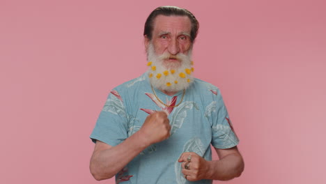 elegante hombre barbudo de último año gritando levantando los puños en gesto lo hice celebrando el éxito ganando
