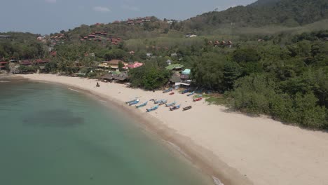 Luftaufnahmen-Ziehen-Sich-Von-Blauen-Fischerbooten-Am-Sandstrand-Der-Kantiang-Bucht-Zurück