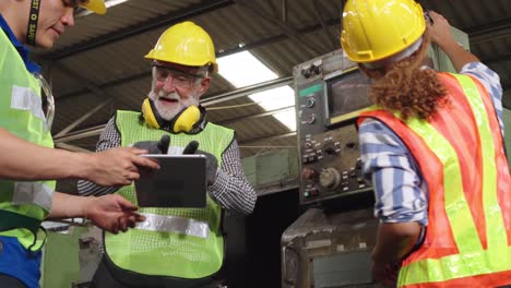 Grupo-De-Trabajadores-De-Fábrica-Que-Utilizan-Equipos-De-Maquinaria-En-Taller-De-Fábrica