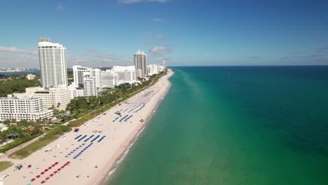 Drohnenaufnahme-Am-Karibischen-Strand.-Hotels,-Resorts,-Sonnenschirme