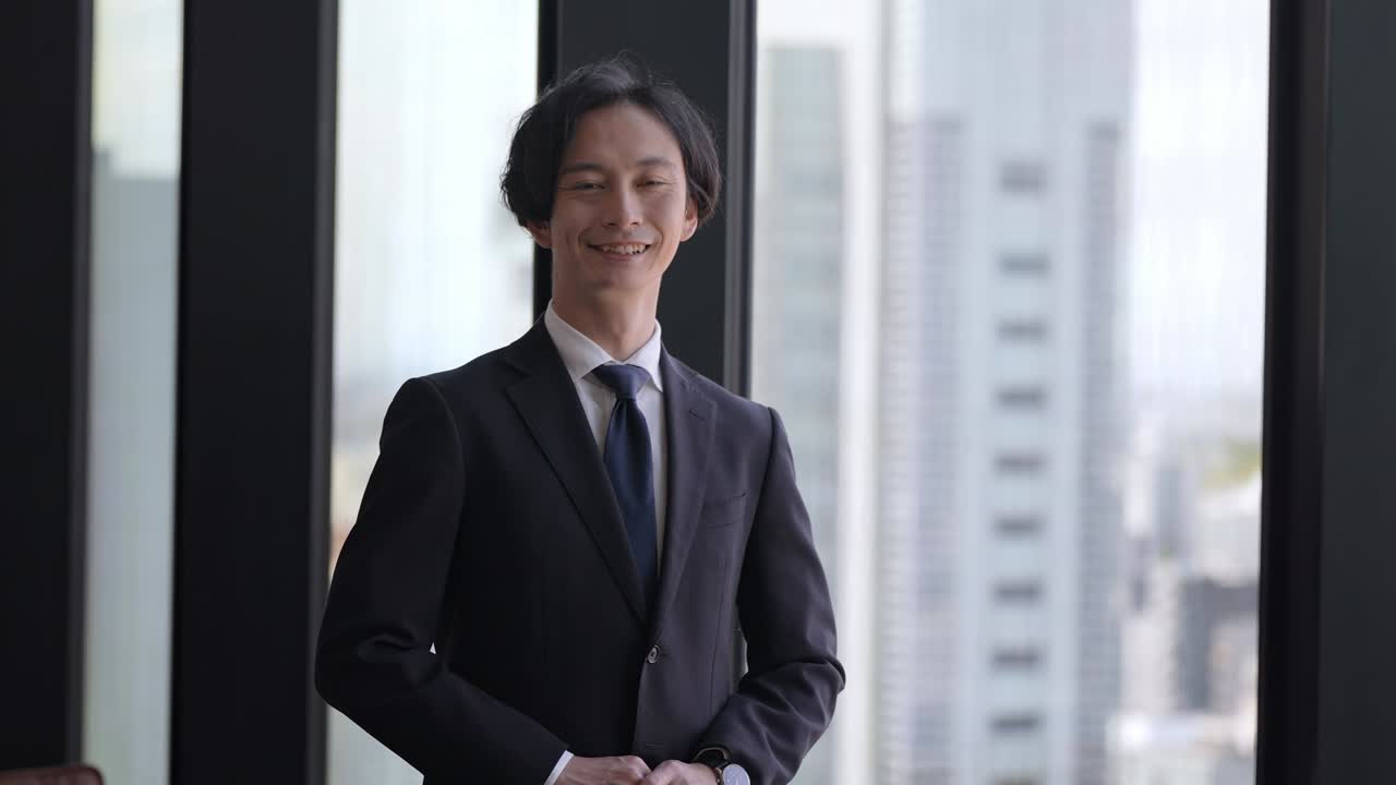 창문 에 서 있는 아시아 사업가 의 초상화