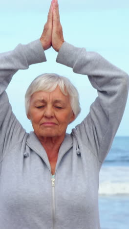 mujer mayor realizando yoga