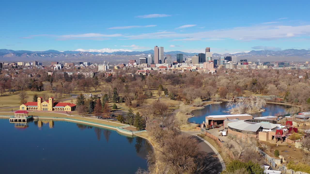 buena antena del horizonte del centro de denver colorado desde un gran lago en el parque de la ciudad 2