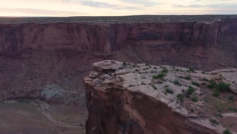 un drone de 4k, atardecer filmado sobre el "plato de frutas", y los escarpados acantilados del cañón mineral, una famosa zona de enclavamiento encontrada en el corazón de la parte de moab de la meseta de colorado, en utah