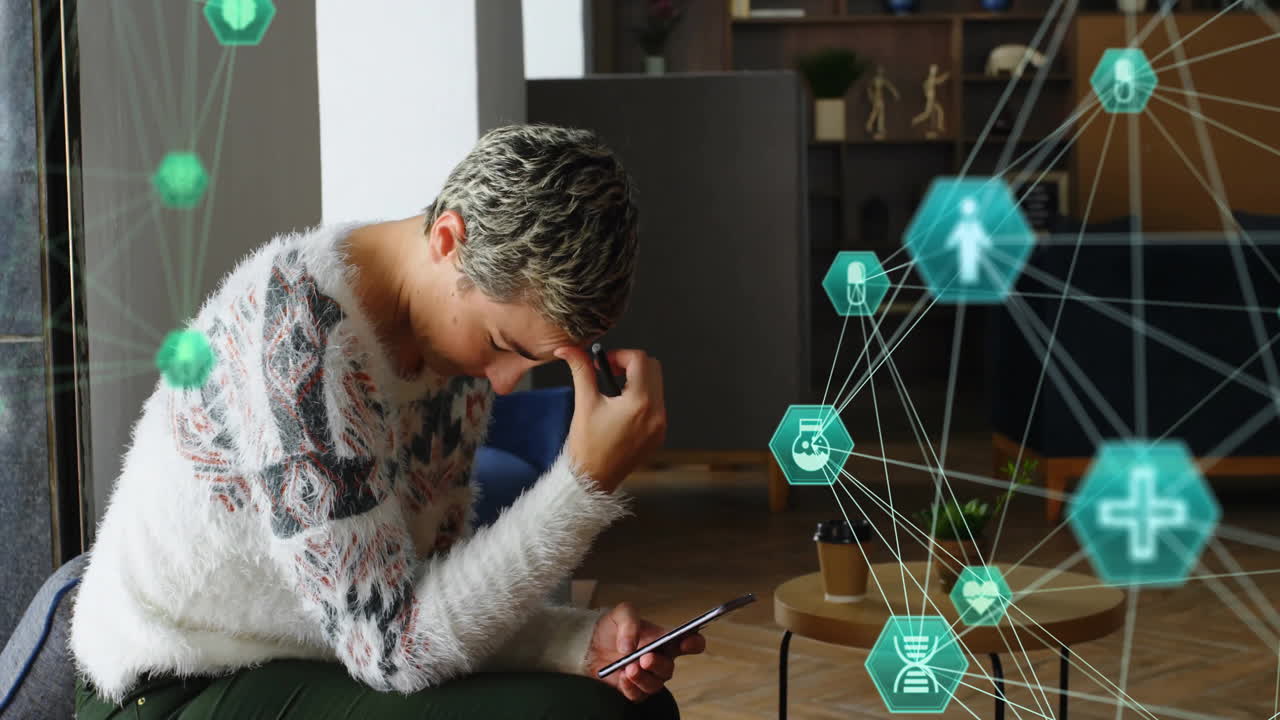 animación de iconos conectados globos sobre mujer caucásica estresada usando teléfono inteligente
