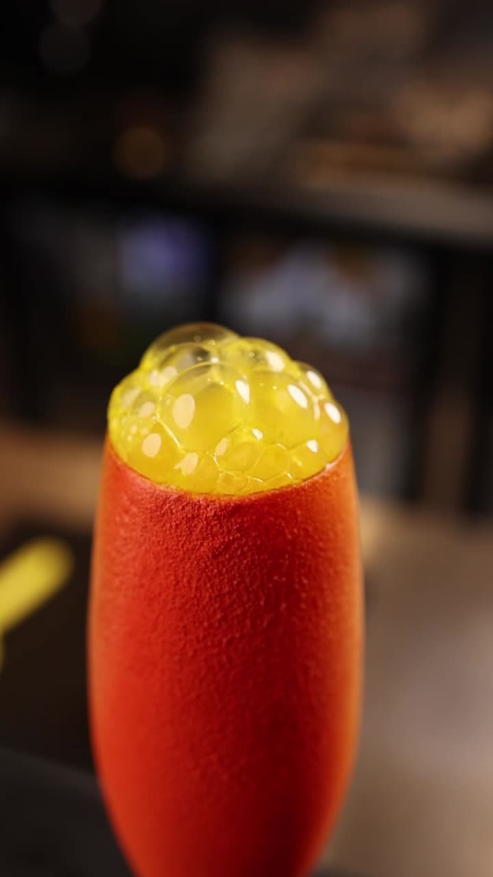 Un cocktail rosso e giallo