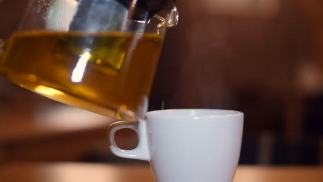 el té se vierte en una taza