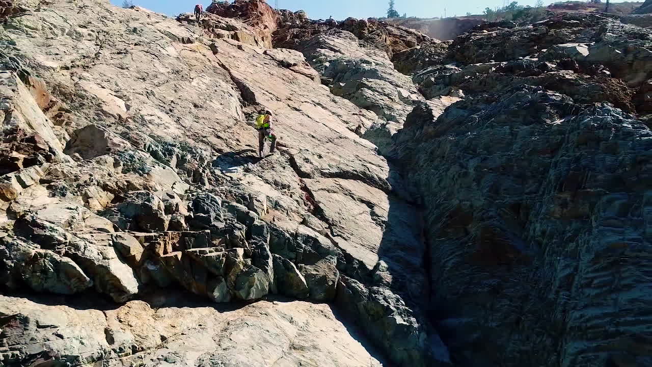 antena de trabajadores y equipos en el sitio de construcción de un nuevo aliviadero en la represa de oroville california 13