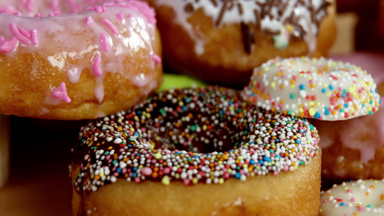 primer plano de las sabrosas rosquillas con salpicaduras