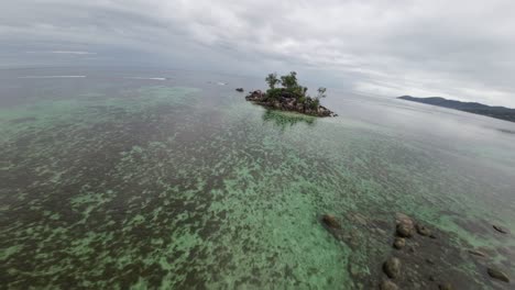 FPV-Drohne-Fliegt-An-Einem-Wunderschönen-Strand-Der-Seychellen-Auf-Der-Insel-Mahe,-Video-Von-Unglaublichen-Bäumen,-Den-Felsen-Der-Seychellen,-Dem-Meer-Und-Den-Umliegenden-Landschaften-Der-Seychellen