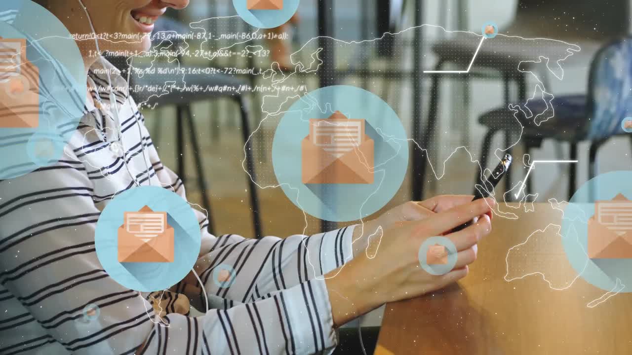 animación de iconos digitales y un mapa del mundo sobre una mujer usando un teléfono inteligente