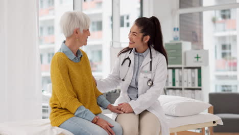 Tomados-De-La-Mano,-Feliz-O-Médico-Con-Paciente