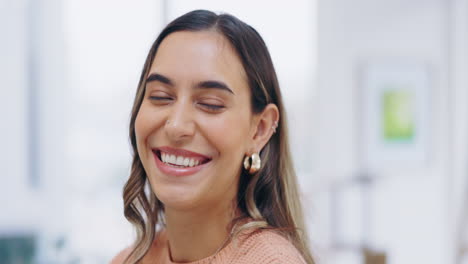 cara, feliz y graciosa con una mujer de negocios