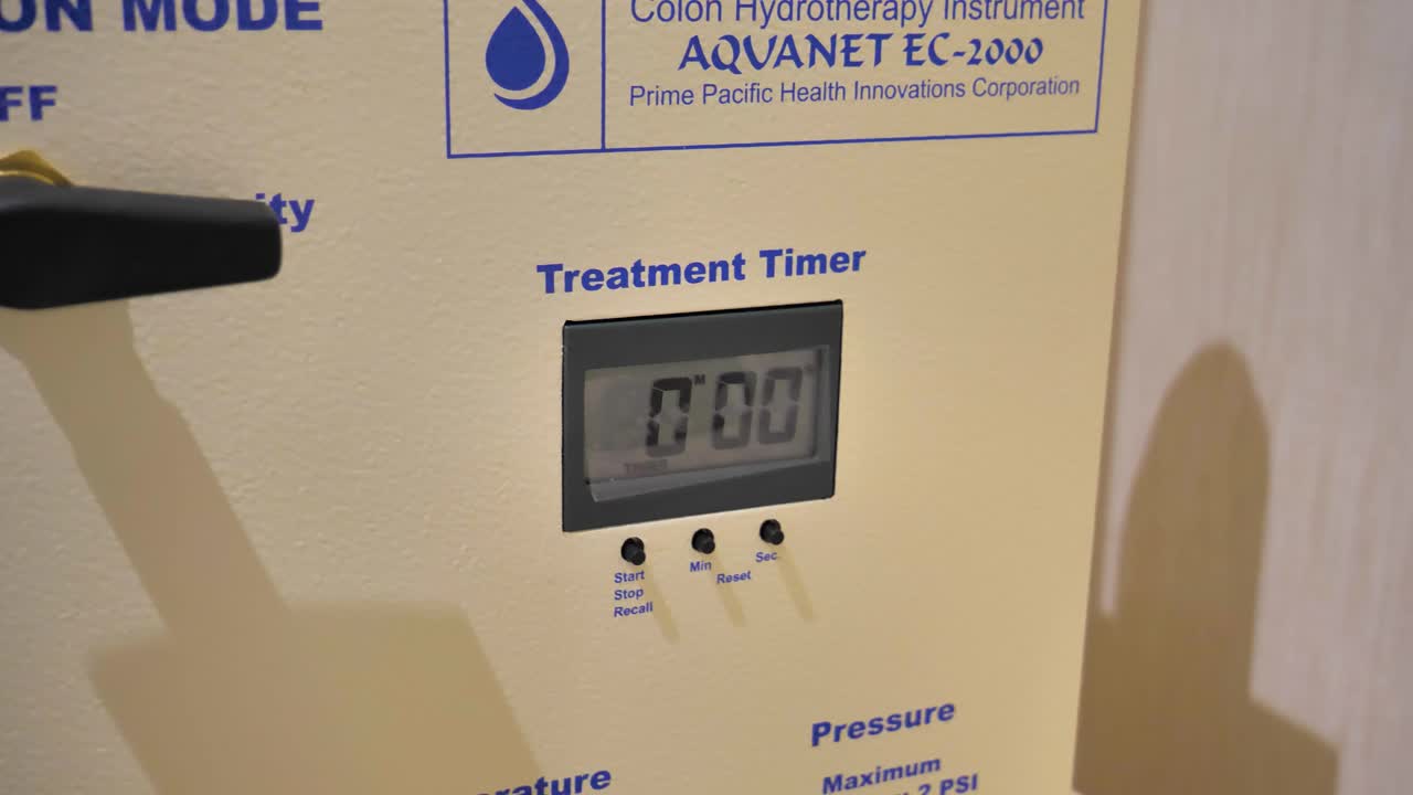 대장 수치 치료 기계에 있는 다른 측정기와 창문의 느린 움직임의 기울기 촬영