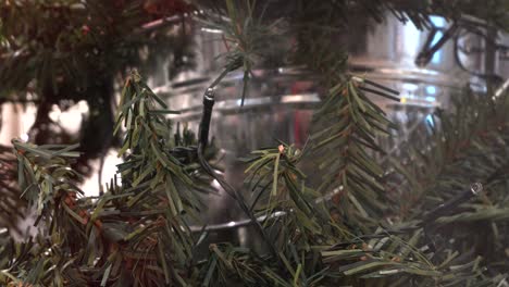 decoración de un árbol de navidad en un centro comercial con la luz que parpadea