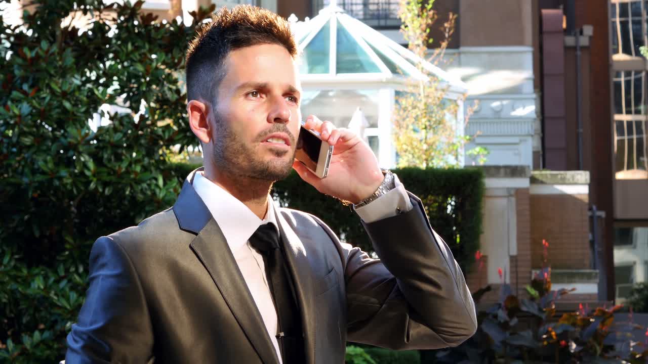Un uomo d'affari che parla al cellulare.