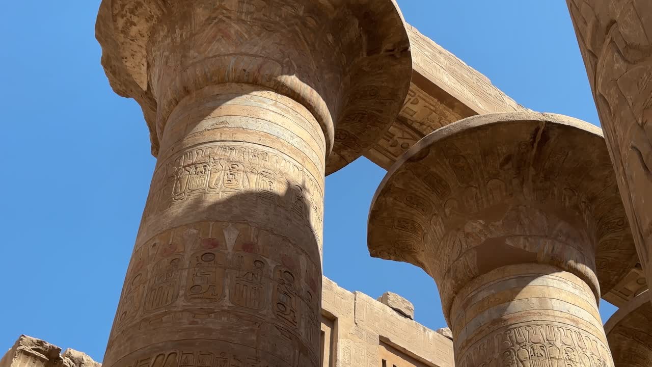 Scatto ravvicinato dettagliato che mostra i massicci blocchi di calcare della Grande Piramide di Cheope sull'Altopiano di Giza, Egitto