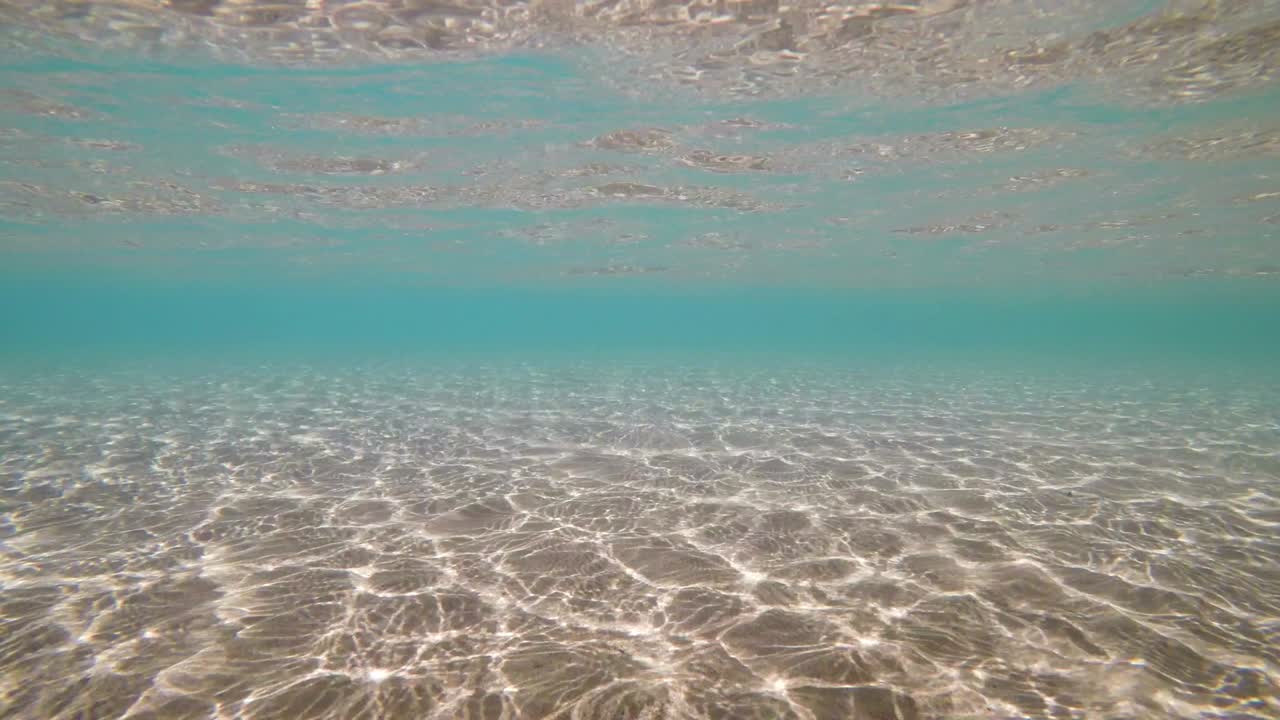 파란 바물, 모래 바닥의 빛 반사, 수중 루프 준비 된 배경