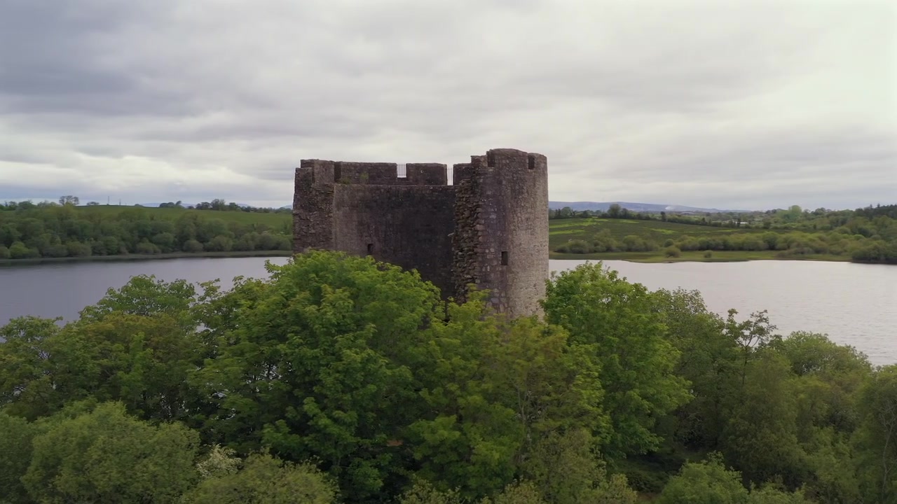 Orbita aerea del famoso Castello di Cloughoughter su un'isola circondata da alberi. Lough Oughter Contea di Cavan Irlanda