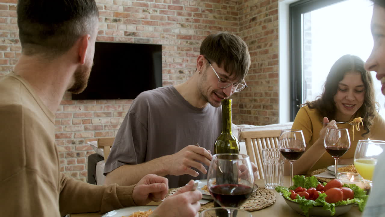 amigos almorzando en el interior