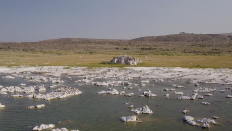 Moviéndose-Sobre-Los-Depósitos-De-Piedra-Caliza-Del-Lago-Mono-Con-El-Centro-De-Visitantes-En-El-Punto-De-Vista-Al-Fondo