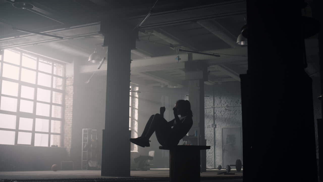 나무 상자에서 무 ⁇ 을  ⁇ 는 여자. 보디빌더가 복근 근육을  ⁇ 핑하는 여자