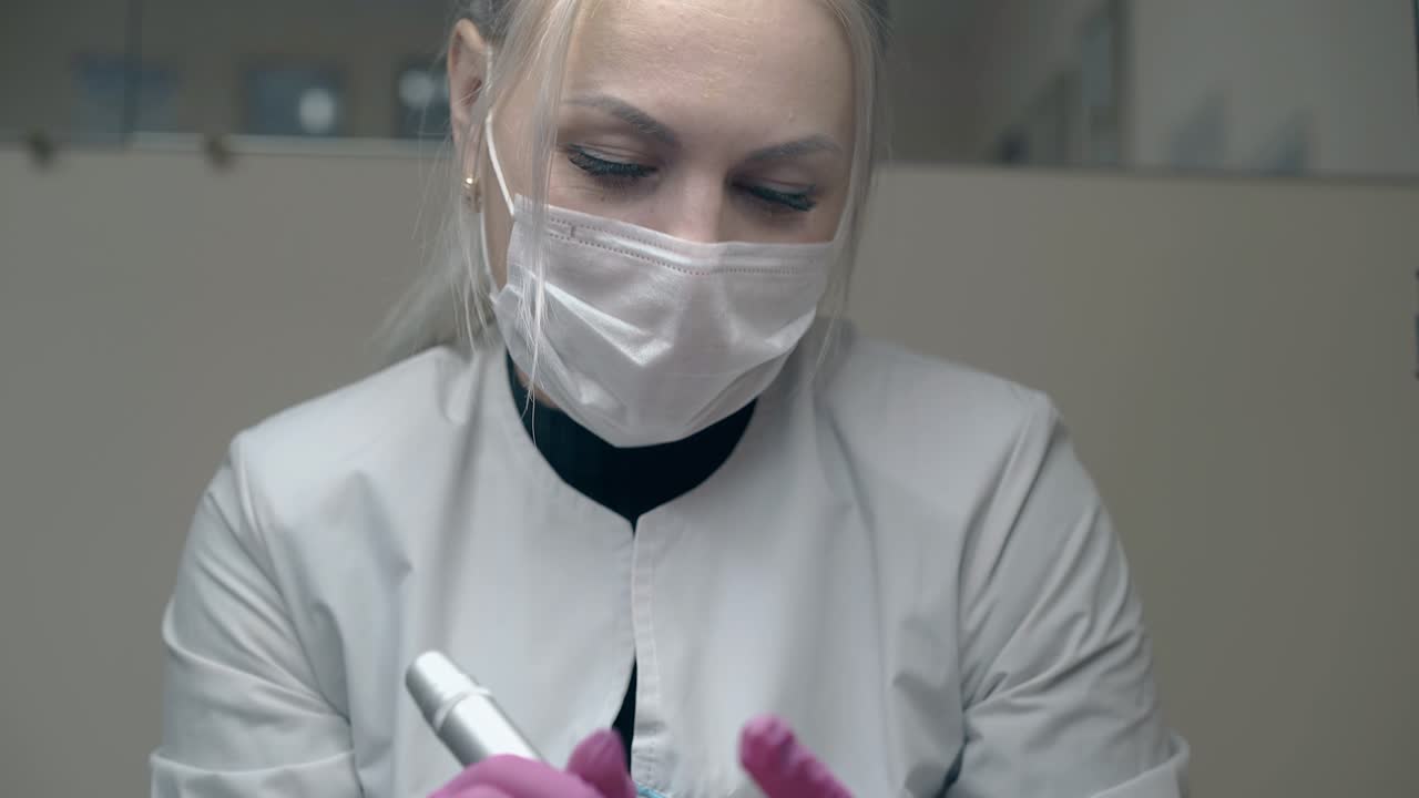specialista di cosmetologia colori visitatore sopracciglia parlare