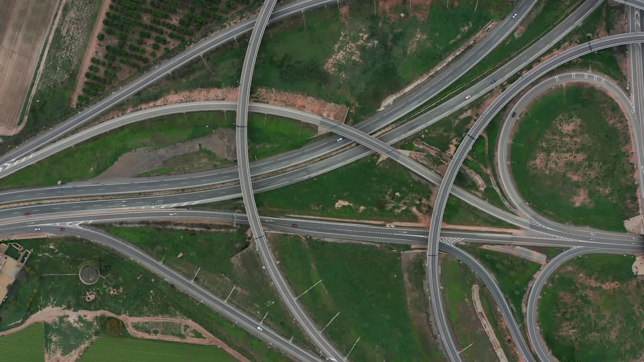 항공 드론 억양 큰 도로 교차로 고속도로에서 높은 고도, 현대 도시 교통 자동차 이동