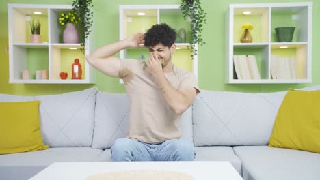 the man whose armpits sweat is uncomfortable. sweat odor problem.