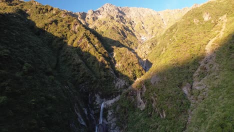 cascadas y picos de montañas en westland en la luz dorada del atardecer