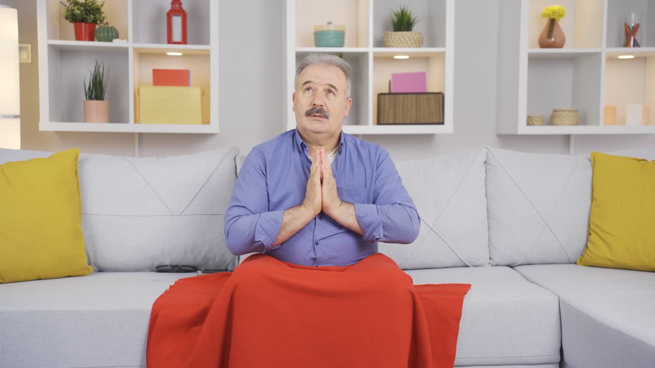 기도하는 기독교인 노인.