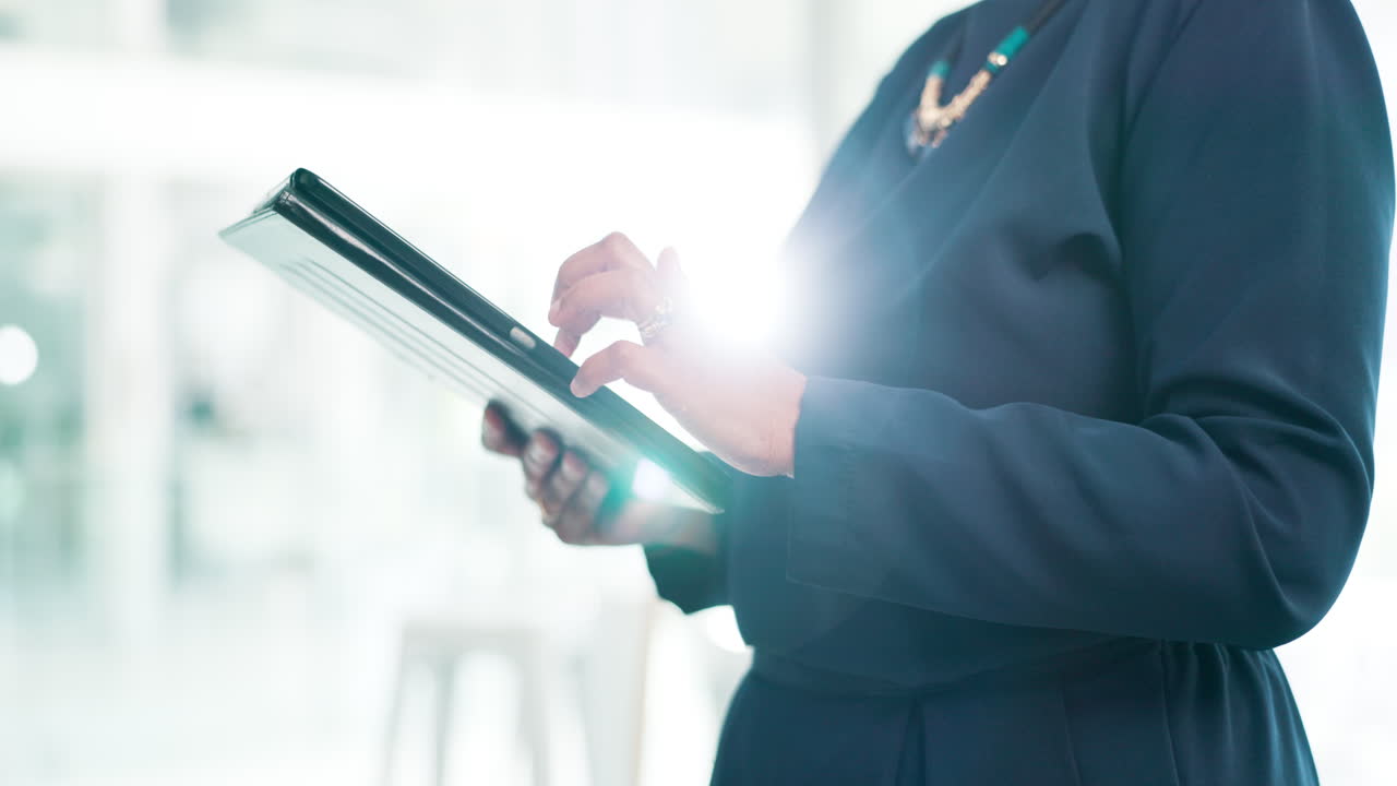 mujer de negocios usando tableta en la oficina