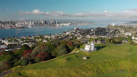 cámara lenta: toma aérea del monte victoria con el horizonte de auckland y la torre del cielo al fondo, nueva zelanda