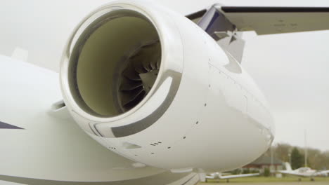 Langsamer-Schwenk,-Der-Die-Große-Turbine-Des-Luxus-Cessna-Citation-Jets-Während-Des-Bewölkten-Tages-Zeigt