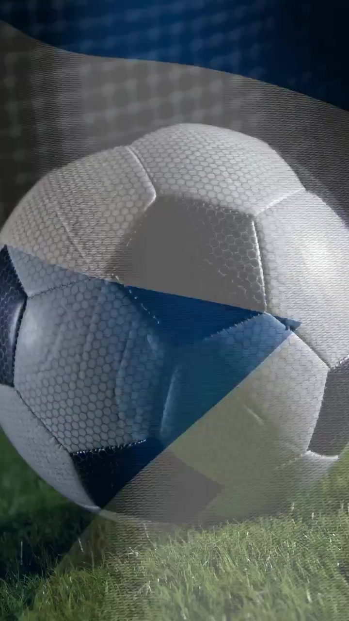Vertikální video: Na vysílací signál se překryv přehání přes fotbalový míč a odhaluje hřiště pro sport.