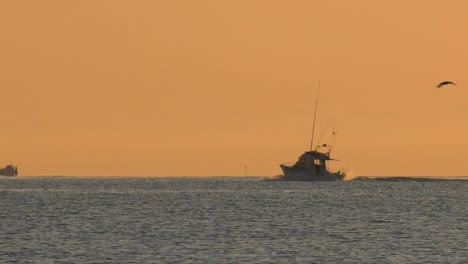 Barco-De-Pesca-Deportiva-Al-Amanecer-En-Mar-Tranquilo,-Mediterráneo,-Cámara-Lenta