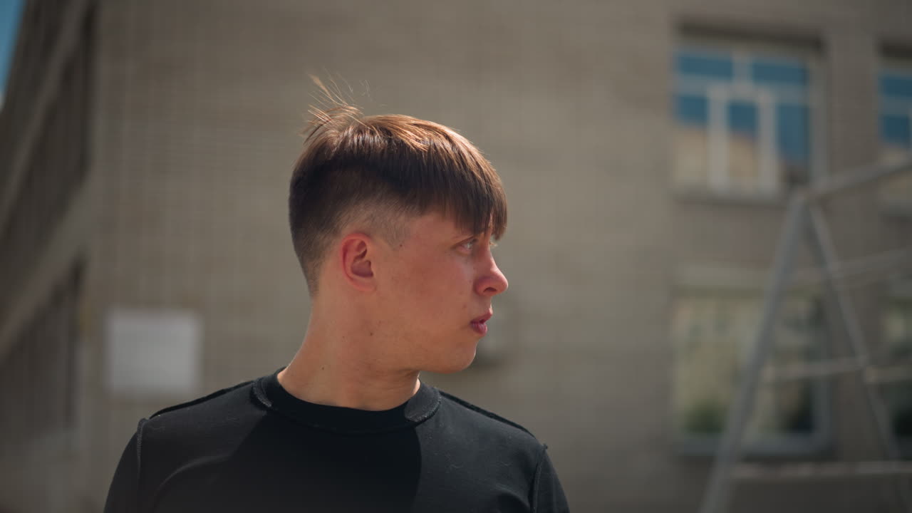 젊은 남자가 야외에서 잠시 휴식을 취하며 평온을 찾고, 젊은 직장인이 탁 트인 환경 속에서 평화로운 휴식을 즐기고, 젊은 남성 직원이 업무에서 벗어나 신선한 자연 환경을 즐기며 평화로운 휴식을 취합니다.