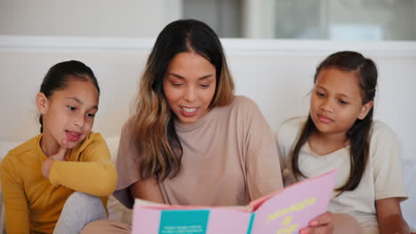libro, lectura y familia en una cama para la educación